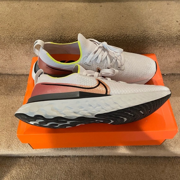 Nike React Infinity Run Flyknit - Picture 2 of 5